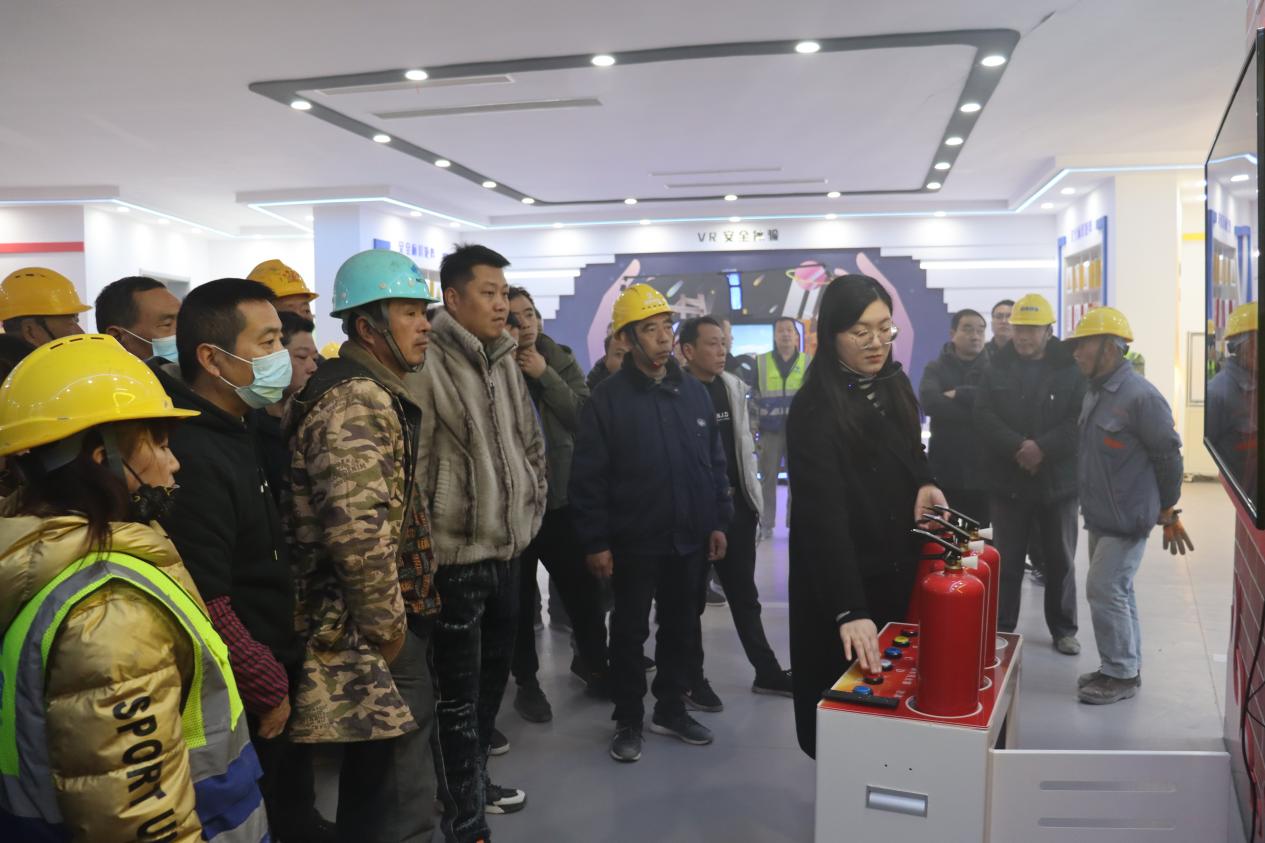 強(qiáng)化教育培訓(xùn) 增強(qiáng)安全意識(shí).jpg