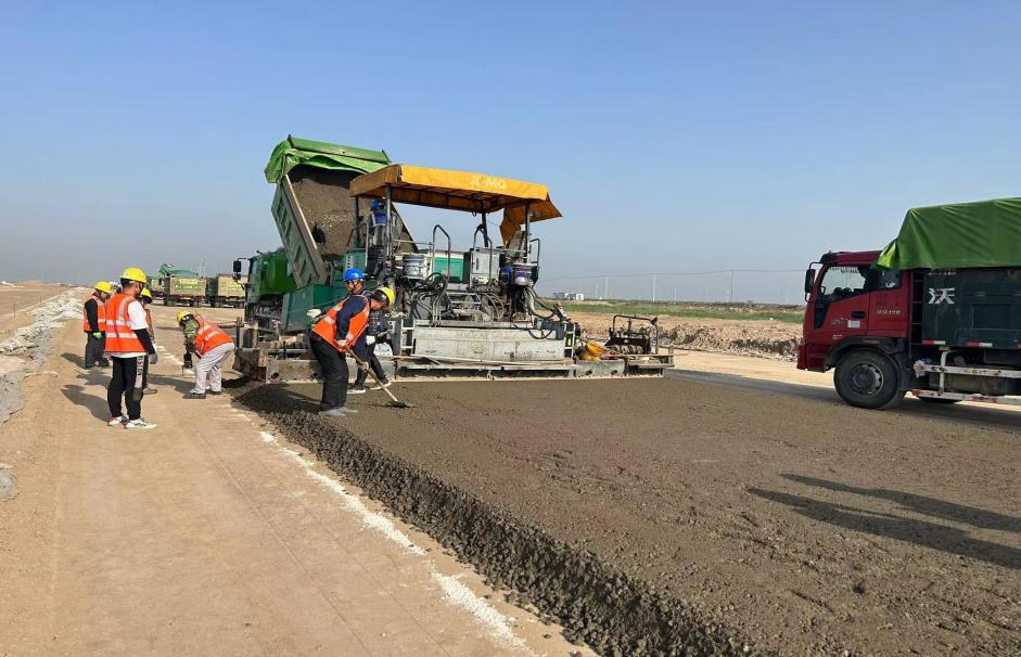新進展！濱響大道水穩(wěn)層開始鋪設2.jpg