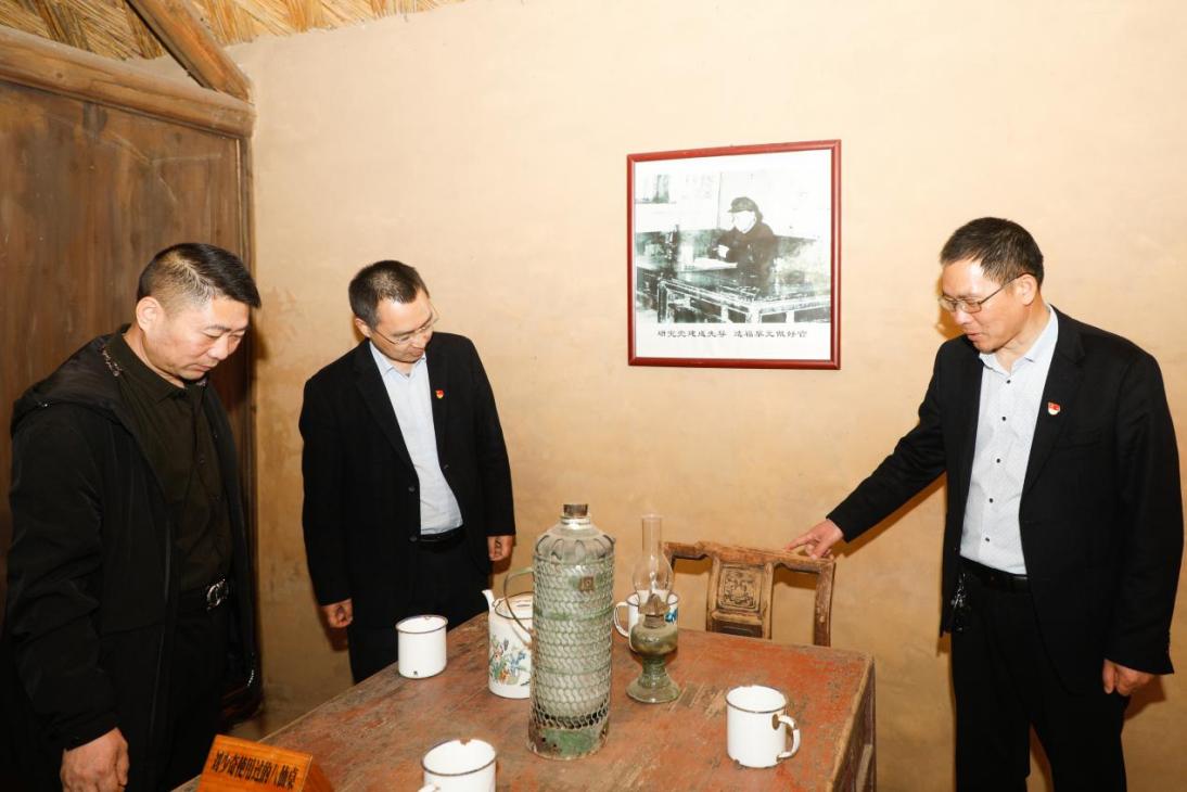 港產(chǎn)公司黨支部開展“緬懷革命先烈 傳承紅色基因”主題黨日活動(dòng)3.jpg